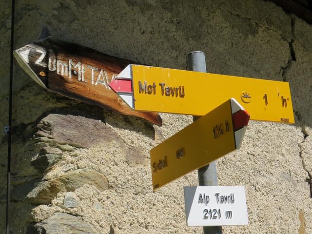 Wegweiser auf der Alp Tavrü. Weiter geht es Richtung Mot Tavrü