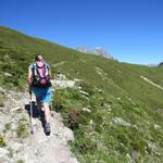 über ihn laufen wir, weit nach links ausholend, dann im steilen Hang zurück querend zu einem Gratrücken