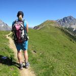 allmählich wird der Weg flacher und führt uns zu einer Einsattelung,...