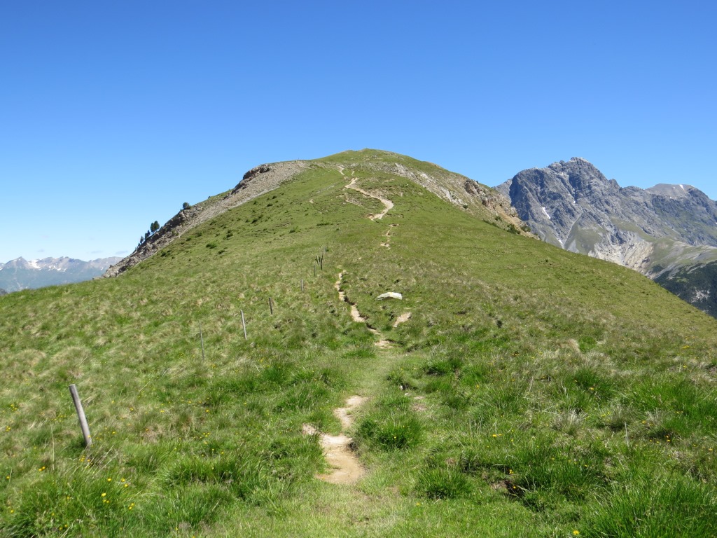 der Weg zieht sich auf nahezu gleicher Höhe über den Bergrücken Spi da Tavrü,...