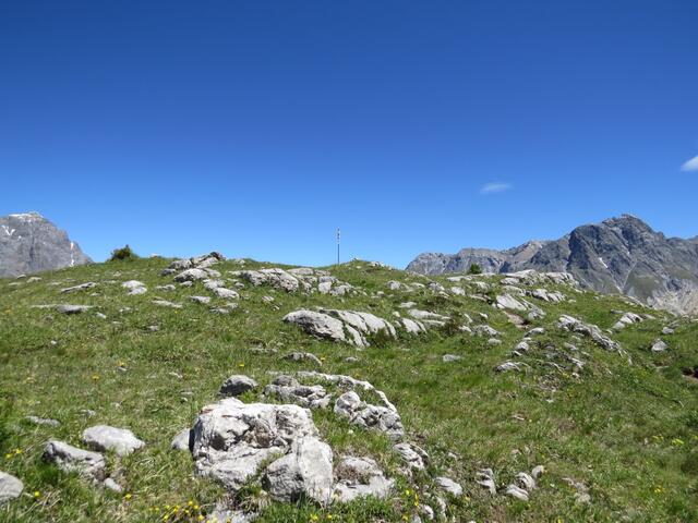 ... erreichen wir problemlos den buckligen Gipfel des Mot Tavrü 2420 m.ü.M.
