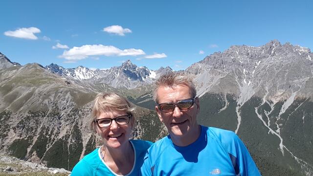 Erinnerungsfoto, entstanden auf dem Mot Tavrü, wo die Aussicht einfach grandios ist