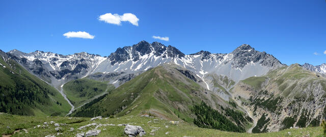 sehr schönes Breitbildfoto mit dem Piz Tavrü in der Bildmitte. Bei Breitbildfotos immer noch auf Vollgrösse klicken