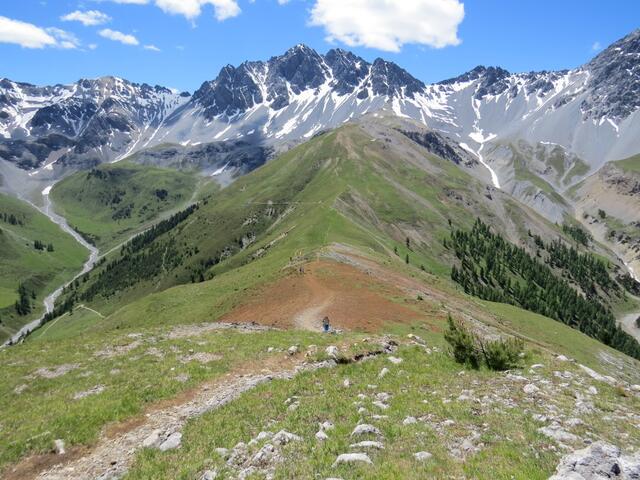 auf dem gleichen Weg, auf dem wir aufgestiegen sind, verlassen wir den Mot Tavrü mit seinem unglaublichen Panorama.