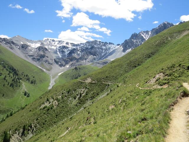 während dem Abstieg, schauen wir noch einmal in das Talende des Val Tavrü, das uns den ganzen Tag begleitet hat