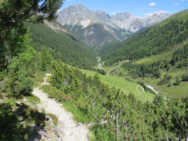 ein Blick hinaus zum Talausgang des Val Tavrü