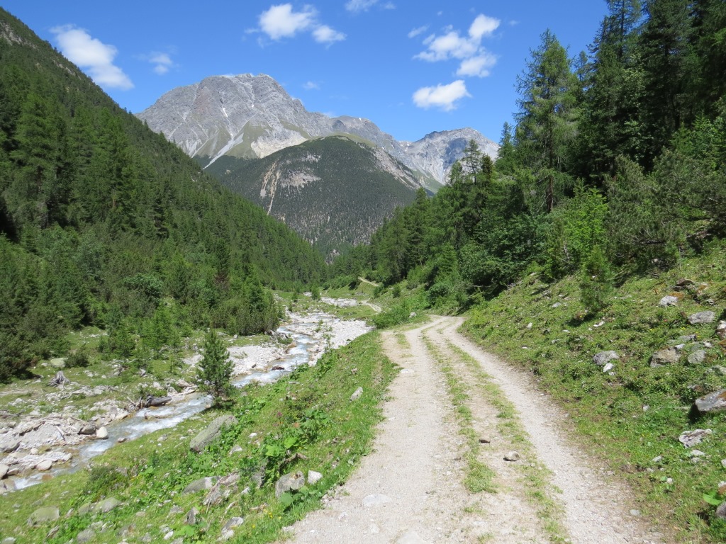 dem Bach entlang geht es zum Parkplatz