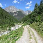 dem Bach entlang geht es zum Parkplatz