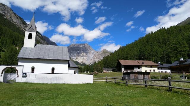 wir besuchen die kleine Kirche in S-charl