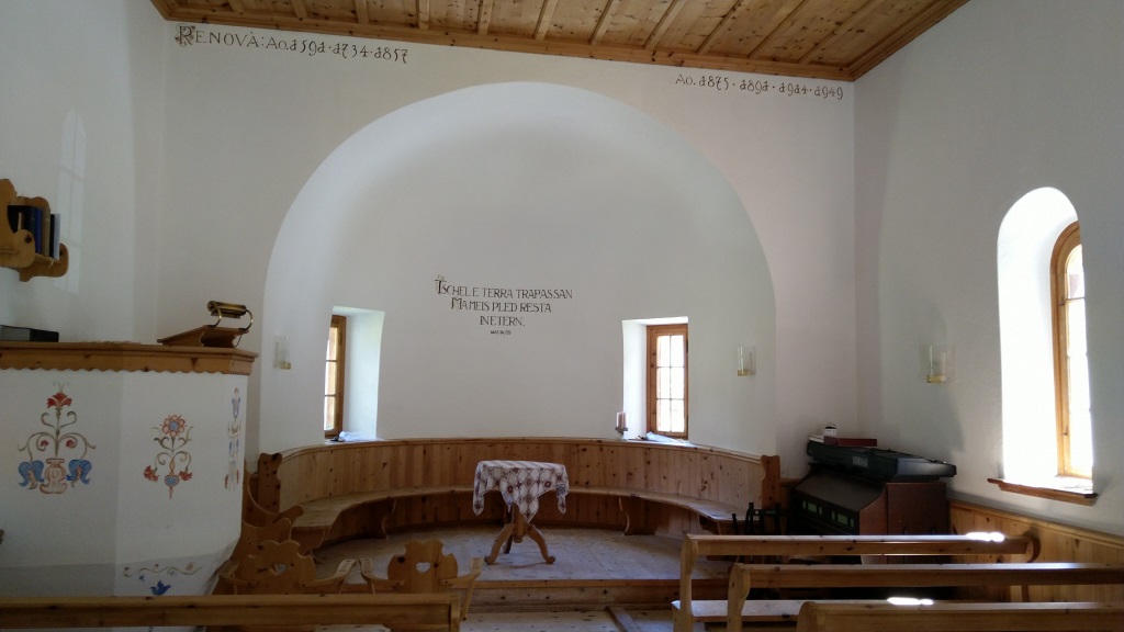 der schöne Kircheninnenraum, ruhig und einladend, ein Ort zum Innehalten