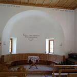 der schöne Kircheninnenraum, ruhig und einladend, ein Ort zum Innehalten