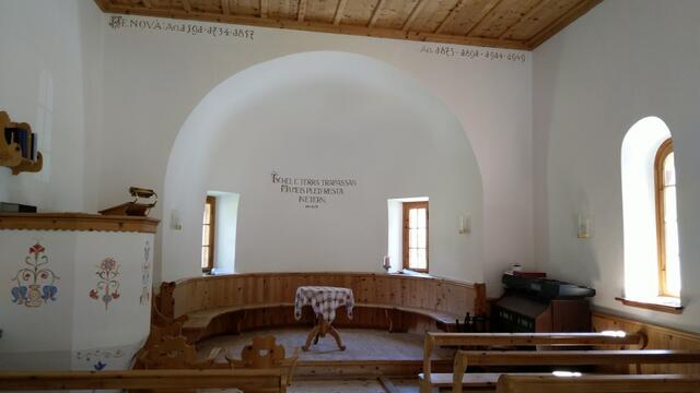 der schöne Kircheninnenraum, ruhig und einladend, ein Ort zum Innehalten