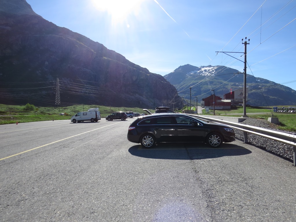 über die kurvige Berninapassstrasse fahren wir hinauf zum grossen Parkplatz der Diavolezza‑Bahn auf 2093 m.ü.M.