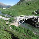 vom Parkplatz queren wir die Strasse, folgen dem Wiesenpfad leicht abwärts und stehen kurz darauf bei der Brücke...