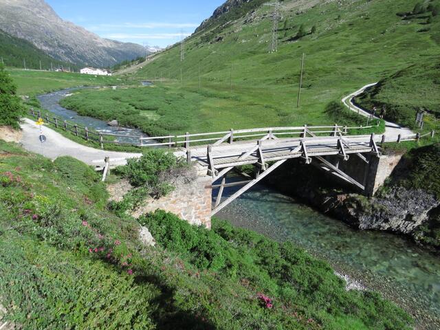 vom Parkplatz queren wir die Strasse, folgen dem Wiesenpfad leicht abwärts und stehen kurz darauf bei der Brücke...