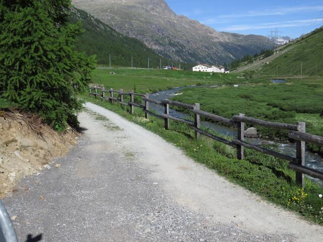 hinter der Holzbrücke führt uns die sanft ansteigende Alpstrasse weiter hinein ins Val da Fain