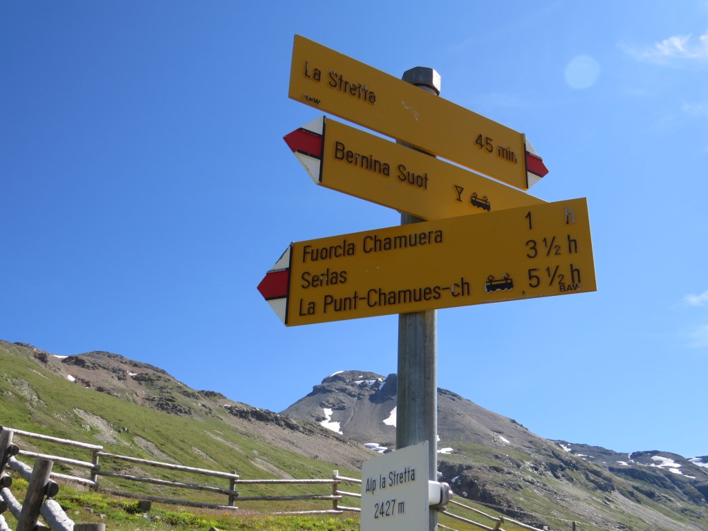 wir folgen von der Alp linkshaltend dem Wegweiser Richtung Fuorcla Chamuera