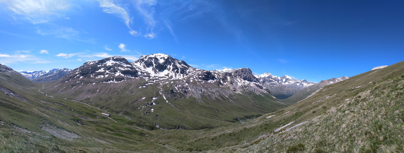 Tiefblick zur Alp la Stretta, dahinter Piz Alv, Muot Arduond und Piz Minor