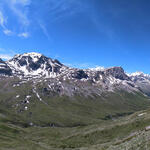 Tiefblick zur Alp la Stretta, dahinter Piz Alv, Muot Arduond und Piz Minor