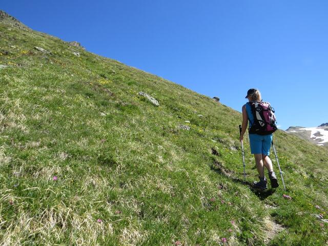 der Aufstieg über den Zickzack-Bergpfad zur Fuorcla Chamuera fühlt sich an, als würde er nie enden