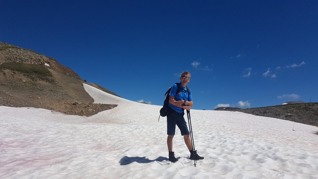 das Gelände legt sich flach vor uns, und kein Bach rauscht unter unseren Füssen vorbei...
