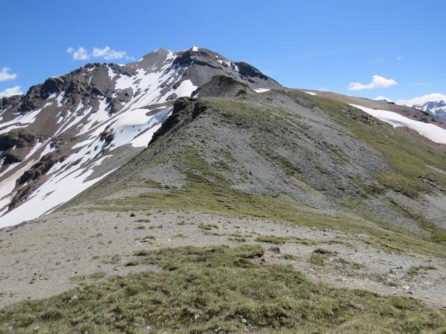 am Horizont erscheint der Berg, der gleich zwei Namen trägt: Piz la Stretta oder, auf Italienisch Monte Breva