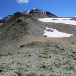 in einigem Auf und Ab wandern wir am Bergrücken entlang. Der Piz la Stretta gibt uns genau die Richtung an