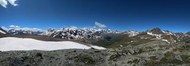 ein traumhaftes Panorama breitet sich vor uns aus, direkt hinüber zu den gewaltigen Engadiner Eisriesen