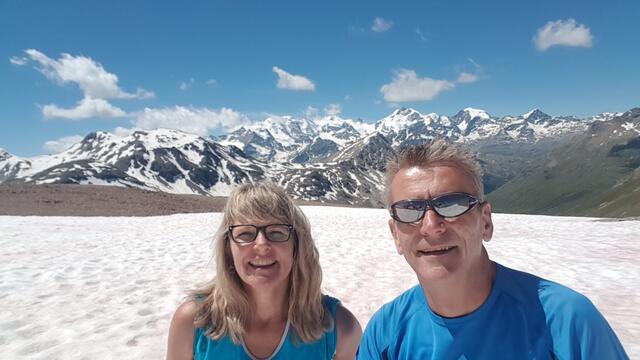 der Anstieg findet seine Belohnung im weiten Panorama, das sich von der Kuppe vor uns ausbreitet
