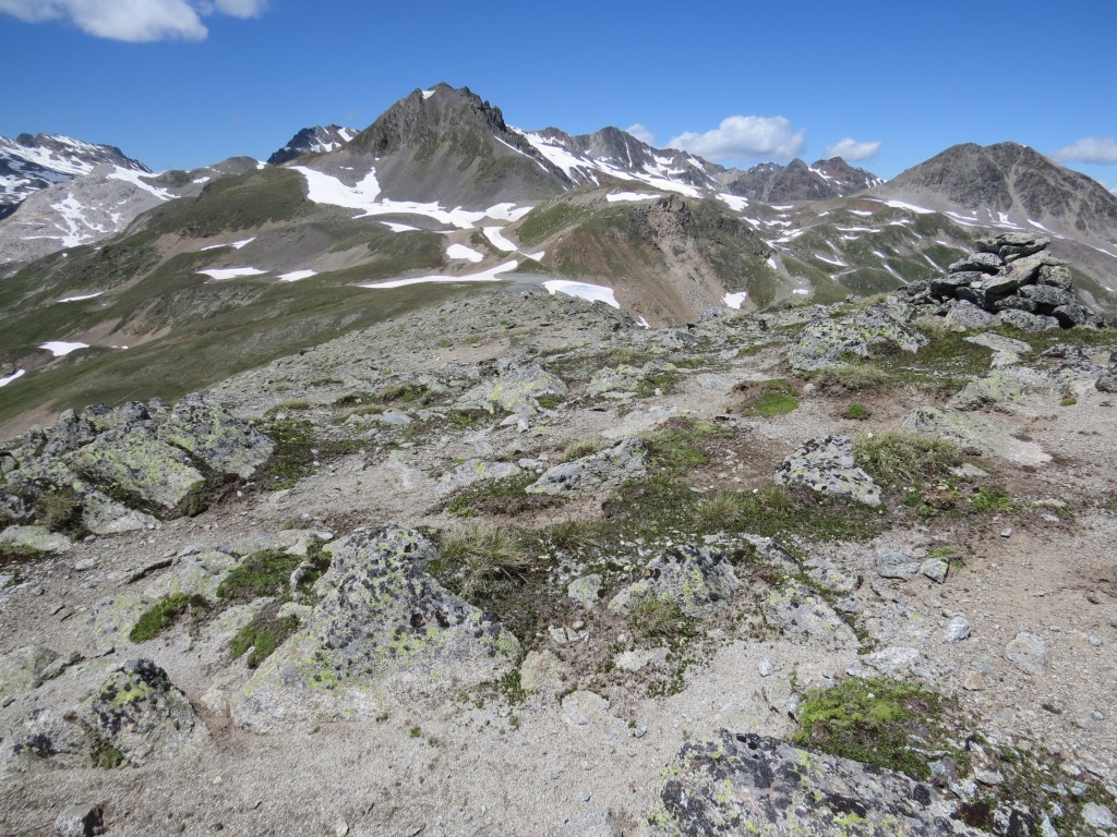 nach der wunderschönen Mittagspause verlassen wir die Kuppe und nehmen den Abstieg unter die Füsse