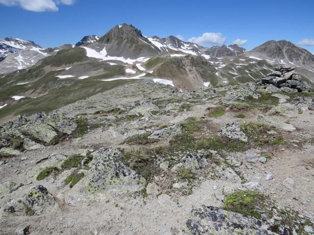 nach der wunderschönen Mittagspause verlassen wir die Kuppe und nehmen den Abstieg unter die Füsse