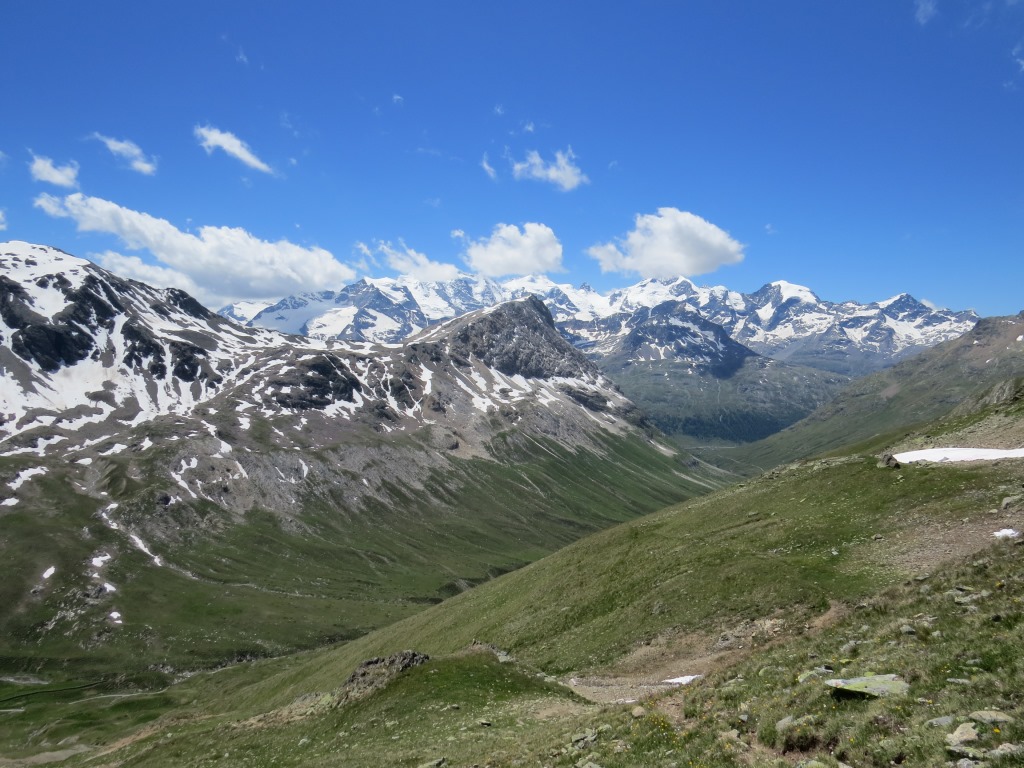 ...und steigen mit einem prachtvollen Panorama, in das Val da Fain hinunter