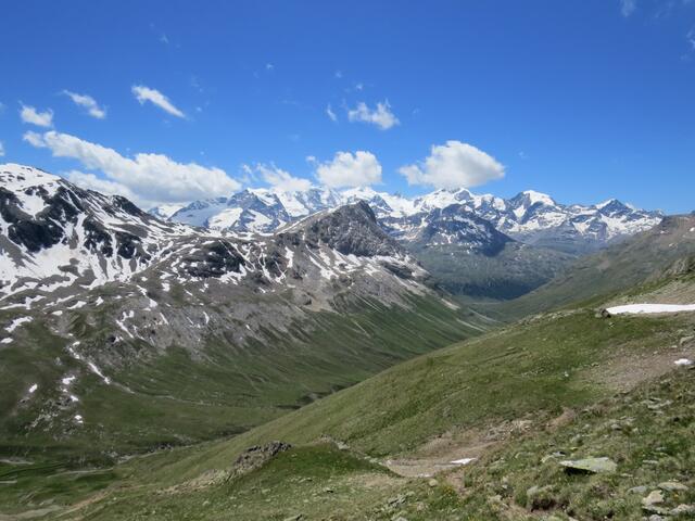 ...und steigen mit einem prachtvollen Panorama, in das Val da Fain hinunter