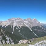 vor uns liegen Piz Plavna Dadaint, Piz Minger, Piz Pisoc und viele weitere Gipfel. Das Panorama ist überwältigend