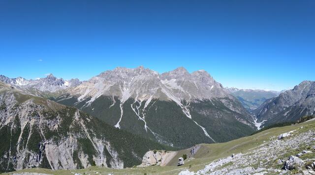 vor uns liegen Piz Plavna Dadaint, Piz Minger, Piz Pisoc und viele weitere Gipfel. Das Panorama ist überwältigend