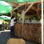 auf der schönen Terrasse geniessen wir ein Bier und die schöne Aussicht