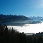 Nebelmeer. Im Hintergrund die Urner/Schwyzer Berge