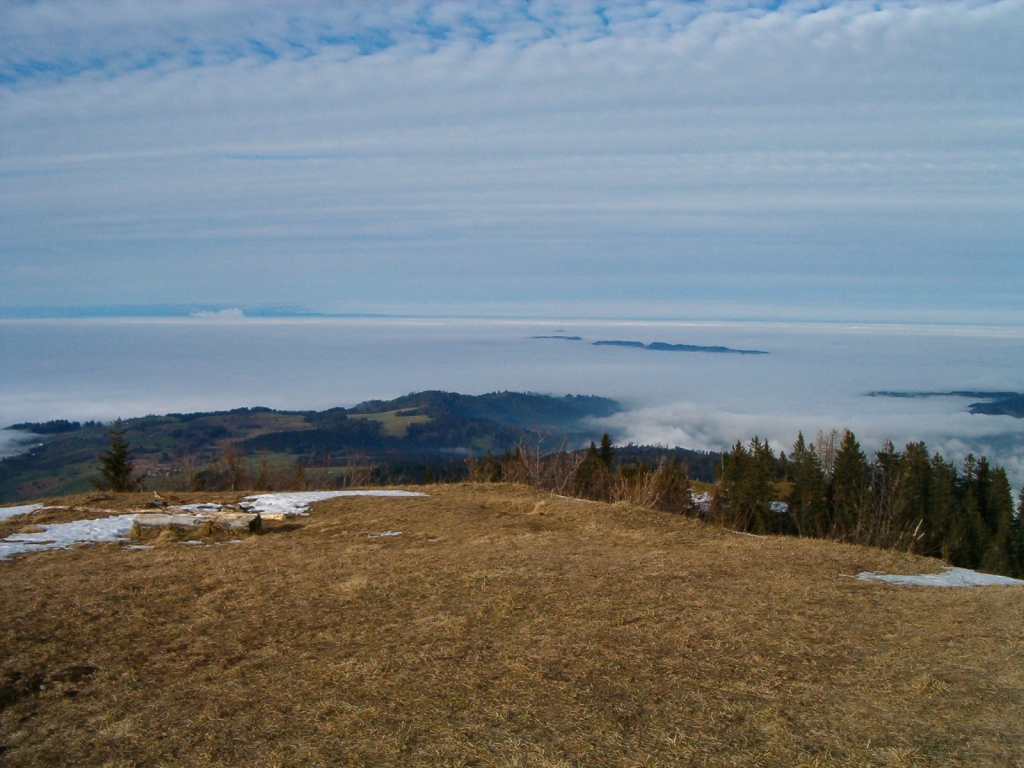 das Mittelland unter einer dicken Nebeldecke