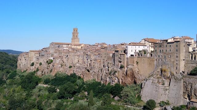 mit dem Auto fahren wir nach Pitigliano, das auf einen ca. 300 m hoch gelegenen Tuffsteinfelsen gebaut ist