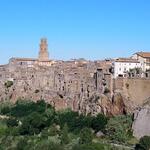 mit dem Auto fahren wir nach Pitigliano, das auf einen ca. 300 m hoch gelegenen Tuffsteinfelsen gebaut ist