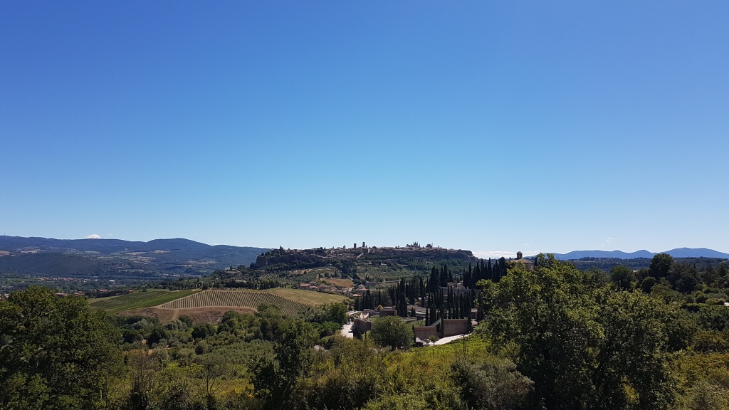 weiter geht es nach Orvieto. Die gesamte Altstadt ist auf einem Felsplateau aus Tuffgestein errichtet