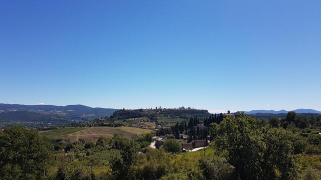 weiter geht es nach Orvieto. Die gesamte Altstadt ist auf einem Felsplateau aus Tuffgestein errichtet