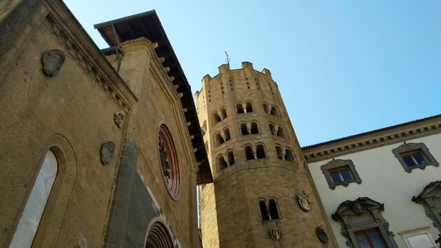 bei der Kirche Sant' Andrea mit Wehrturm