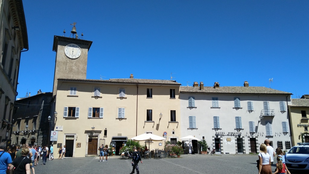 wir erreichen die Piazza del Duomo mit dem Torre di Maurizio...