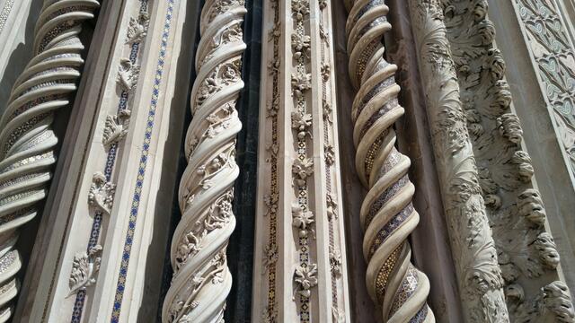 wir bestaunen wunderbar bearbeitete Säulen