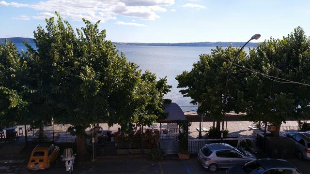 ...geniesst man eine sehr schöne Aussicht auf den Lago di Bracciano