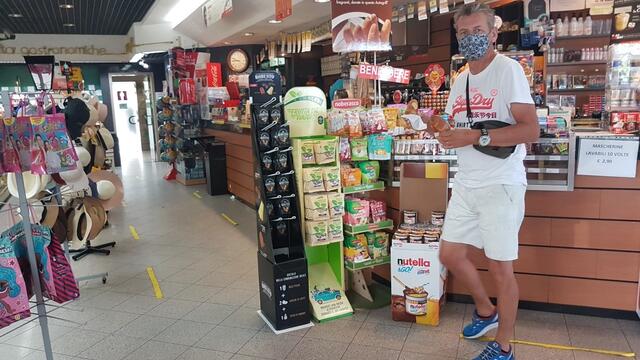 erster Halt in Italien für einen Cappuccino und einen Croissant