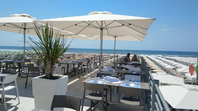 danach gehen wir in einem Restaurant das sich direkt am Strand befindet