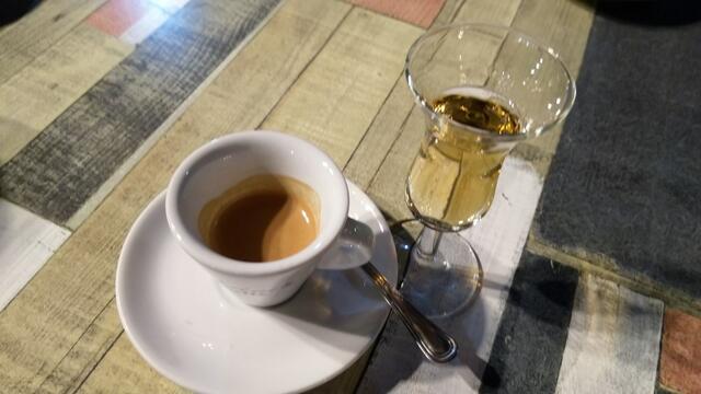 ein Espresso begleitet von einem Grappa rundet das ganze ab