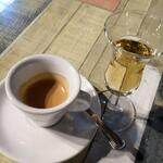 ein Espresso begleitet von einem Grappa rundet das ganze ab